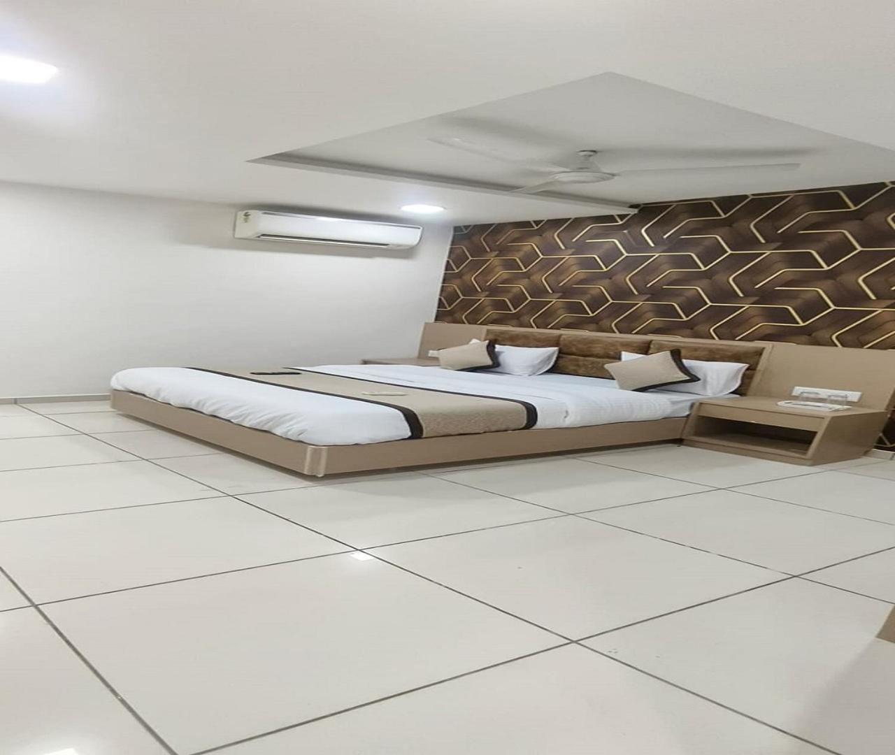 Hotel Nest View Ahmedabad Exteriör bild
