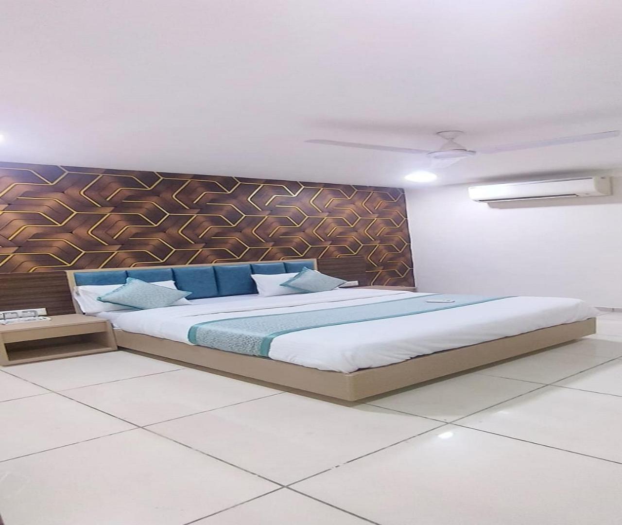 Hotel Nest View Ahmedabad Exteriör bild