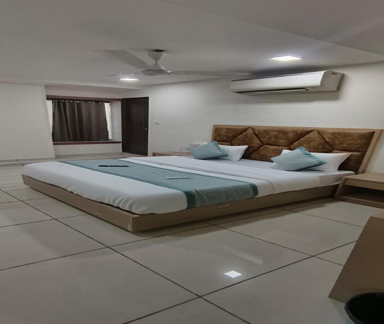 Hotel Nest View Ahmedabad Exteriör bild